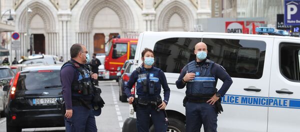 Cảnh sát Pháp bên ngoài Nhà thờ Đức Bà ở Nice sau vụ tấn công khiến 3 người thiệt mạng - Sputnik Việt Nam