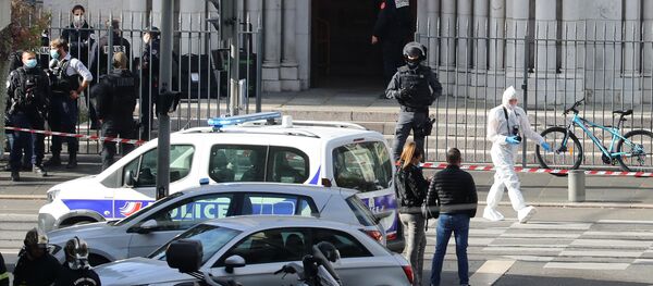 Cảnh sát Pháp bên ngoài Nhà thờ Đức Bà ở Nice sau vụ tấn công khiến 3 người thiệt mạng - Sputnik Việt Nam
