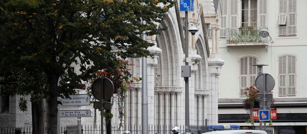 Nhân viên an ninh bên ngoài Nhà thờ Đức Bà sau khi có tin về vụ tấn công, Nice - Sputnik Việt Nam