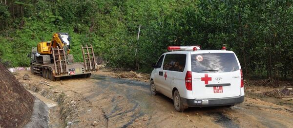 Lực lượng Quân khu 5 tăng cường phương tiện vào điểm sạt lở Trà Leng (huyện Nam Trà My). - Sputnik Việt Nam