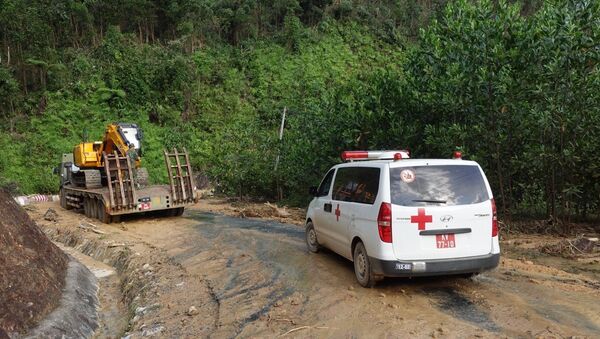 Lực lượng Quân khu 5 tăng cường phương tiện vào điểm sạt lở Trà Leng (huyện Nam Trà My). - Sputnik Việt Nam