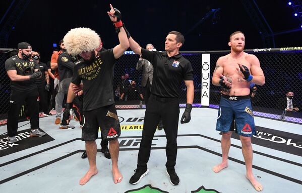 Khabib Nurmagomedov sau khi giành chiến thắng trong trận đấu với Justin Gaji - Sputnik Việt Nam