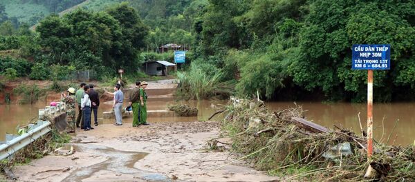 Chính quyền và lực lượng chức năng khảo sát thực địa tại vị trí cầu bị cuốn trôi. - Sputnik Việt Nam