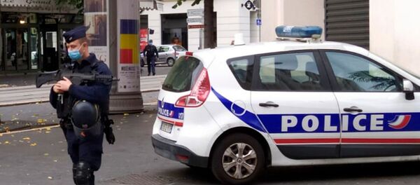 Một sĩ quan cảnh sát tại hiện trường nơi giáo dân bị tấn công trong nhà thờ Đức Bà ở Nice. - Sputnik Việt Nam