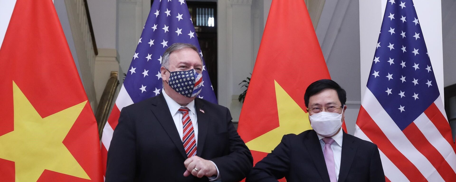 Phó Thủ tướng, Bộ trưởng Bộ Ngoại giao Phạm Bình Minh với Ngoại trưởng Hoa Kỳ Mike Pompeo. - Sputnik Việt Nam, 1920, 30.10.2020