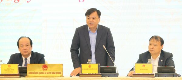 Thứ trưởng Bộ Nông nghiệp và Phát triển Nông thôn Nguyễn Hoàng Hiệp trả lời câu hỏi của phóng viên. Thứ trưởng Bộ Nông nghiệp và Phát triển Nông thôn Nguyễn Hoàng Hiệp trả lời câu hỏi của phóng viên. - Sputnik Việt Nam