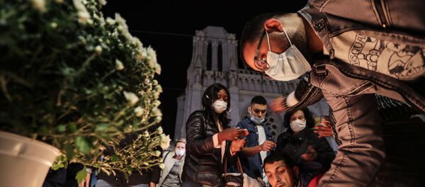 Dân chúng thắp nến tưởng niệm bên ngoài Nhà thờ Đức Bà ở Nice, nơi xảy ra vụ tấn công. - Sputnik Việt Nam