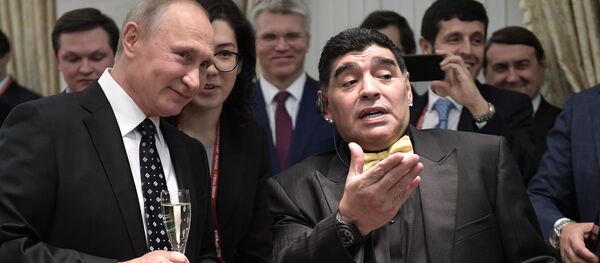 Tổng thống Nga Vladimir Putin và cầu thủ bóng đá Argentina Diego Maradona. Tổng thống Nga Vladimir Putin và cầu thủ bóng đá Argentina Diego Maradona. - Sputnik Việt Nam