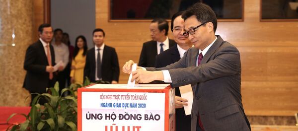 Phó Thủ tướng Vũ Đức Đam dự hội nghị tại điểm cầu Hà Nội và tham gia quyên góp ủng hộ đồng bào miền Trung khắc phục thiệt hại đợt lũ lụt vừa qua Phó Thủ tướng Vũ Đức Đam dự hội nghị tại điểm cầu Hà Nội và tham gia quyên góp ủng hộ đồng bào miền Trung khắc phục thiệt hại đợt lũ lụt vừa qua - Sputnik Việt Nam