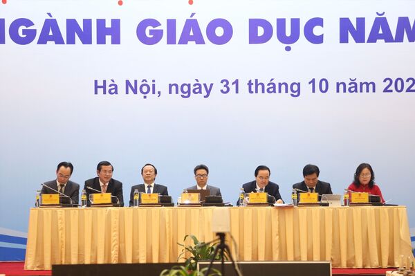 Bộ Giáo dục và Đào tạo kêu gọi ủng hộ sách, vở cho học sinh miền Trung Bộ Giáo dục và Đào tạo kêu gọi ủng hộ sách, vở cho học sinh miền Trung - Sputnik Việt Nam