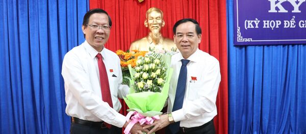 Bí thư Tỉnh ủy Bến Tre Phan Văn Mãi (bên trái) tặng hoa chúc mừng ông Trần Ngọc Tam được bầu giữ chức Chủ tịch UBND tỉnh Bến Tre, nhiệm kỳ 2016 - 2021 Bí thư Tỉnh ủy Bến Tre Phan Văn Mãi (bên trái) tặng hoa chúc mừng ông Trần Ngọc Tam được bầu giữ chức Chủ tịch UBND tỉnh Bến Tre, nhiệm kỳ 2016 - 2021 - Sputnik Việt Nam