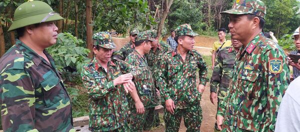 Lực lượng cứu hộ nỗ lực băng rừng Phước Lộc để tiếp cận xã Phước Sơn - Sputnik Việt Nam