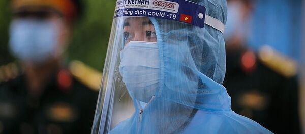 Gương mặt kiên định của một bác sĩ Trung tâm Phòng chống bệnh tật tỉnh Hòa Bình trong buổi đón đoàn công dân về cách ly theo dõi COVID-19 - Sputnik Việt Nam