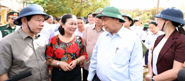 Thủ tướng Nguyễn Xuân Phúc đến thăm hỏi và tặng quà các thầy cô giáo và học sinh Trường THCS Thị trấn Châu Ổ, huyện Bình Sơn - Sputnik Việt Nam