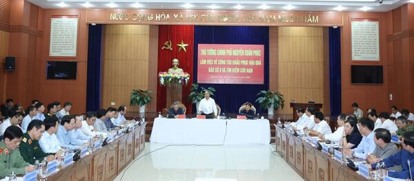 Thủ tướng Nguyễn Xuân Phúc và các đại biểu xem bản đồ chỉ huy cứu hộ, cứu nạn tại huyện Phước Sơn và Nam Trà My, Quảng Nam - Sputnik Việt Nam