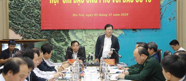 Phó Thủ tướng Chính phủ, Trưởng ban Chỉ đạo TƯ về Phòng, chống thiên tai Trịnh Đình Dũng phát biểu chỉ đạo công tác ứng phó với bão GONI. - Sputnik Việt Nam