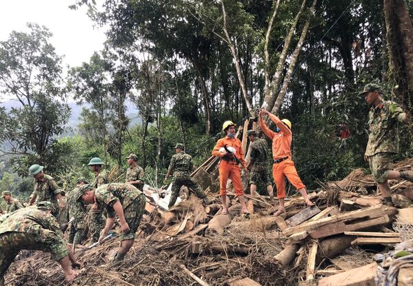 Công nhân Công ty Điện lực Quảng Nam tập trung khắc phục lưới điện sau bão số 9 - Sputnik Việt Nam