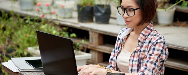 Cô gái bên máy tính. - Sputnik Việt Nam