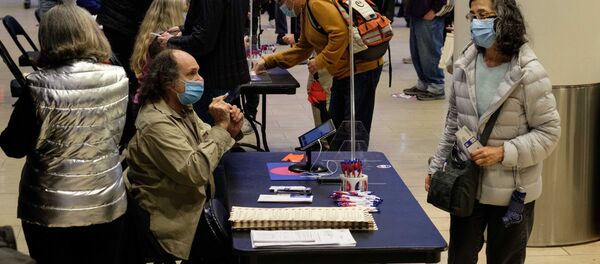 Cử tri bỏ phiếu sớm trong cuộc bầu cử tổng thống Mỹ tại Khu liên hợp thể thao Madison Square Garden ở New York. - Sputnik Việt Nam