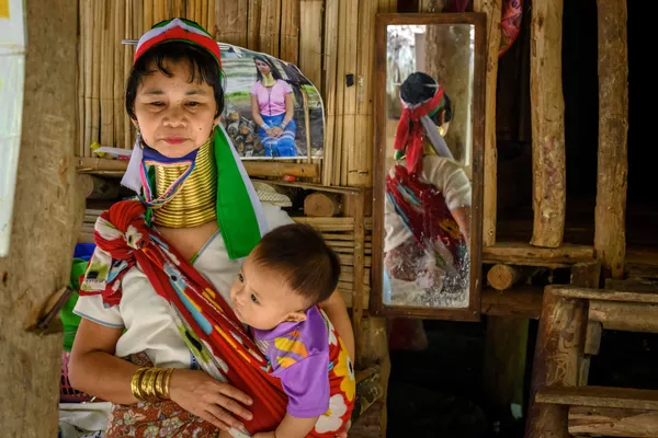 Người phụ nữ với trẻ em ở làng Baan Tong Luang ở Thái Lan Người phụ nữ với trẻ em ở làng Baan Tong Luang ở Thái Lan - Sputnik Việt Nam