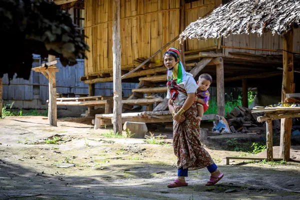 Người phụ nữ với trẻ em ở làng Baan Tong Luang ở Thái Lan Người phụ nữ với trẻ em ở làng Baan Tong Luang ở Thái Lan - Sputnik Việt Nam
