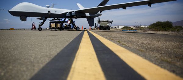 Một chiếc máy bay General Atomics MQ-9 Reaper đứng trên đường băng trong Black Dart, một cuộc trình diễn bắn đạn thật, bay trực tiếp của 55 máy bay không người lái hoặc máy bay không người lái, tại Căn cứ Hải quân Ventura County Sea Range, Point Mugu, gần Oxnard, California vào tháng 7 31, 2015 Một chiếc máy bay General Atomics MQ-9 Reaper đứng trên đường băng trong Black Dart, một cuộc trình diễn bắn đạn thật, bay trực tiếp của 55 máy bay không người lái hoặc máy bay không người lái, tại Căn cứ Hải quân Ventura County Sea Range, Point Mugu, gần Oxnard, California vào tháng 7 31, 2015 - Sputnik Việt Nam
