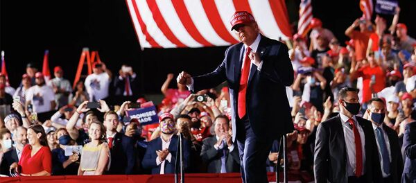 Tổng thống Hoa Kỳ Donald Trump trong một cuộc mít tinh tranh cử ở Opa Locke, Florida, Hoa Kỳ, ngày 2 tháng 11 năm 2020 - Sputnik Việt Nam