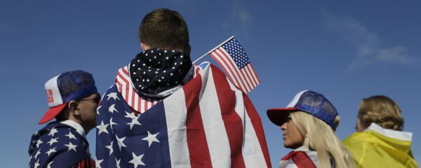 Người hâm mộ bóng đá đeo cờ Mỹ tại sân vận động - Sputnik Việt Nam