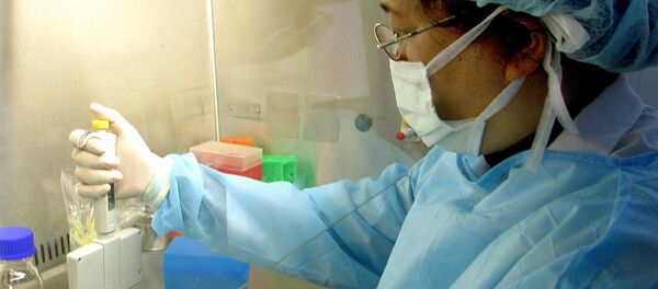 Nghiên cứu viên trong phòng thí nghiệm của Viện Dịch tễ Quốc gia ở Hà Nội. - Sputnik Việt Nam