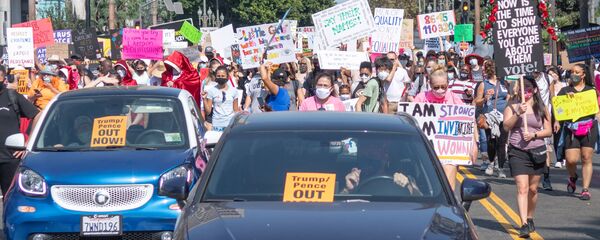 Người biểu tình trên đường phố ở Los Angeles. - Sputnik Việt Nam