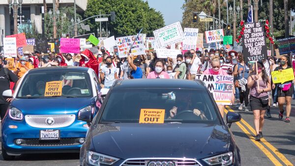 Người biểu tình trên đường phố ở Los Angeles. - Sputnik Việt Nam