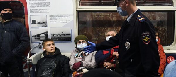 Nhân viên thực thi pháp luật và hành khách không đeo khẩu trang trong cuộc kiểm tra việc tuân thủ chế độ khẩu trang tại nhà ga. - Sputnik Việt Nam