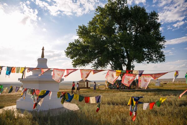 Bảo tháp Phật giáo xung quanh cây dương đơn độc với dòng thác suối, Kalmykia - Sputnik Việt Nam