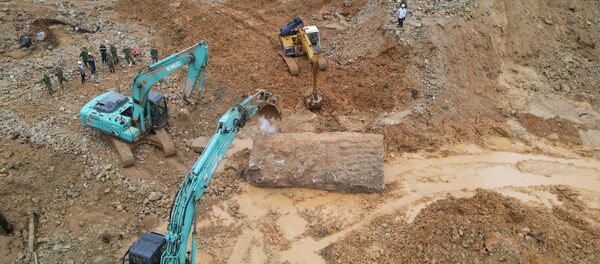 Lực lượng cứu hộ tranh thủ thời tiết thuận lợi nỗ lực tìm kiếm các nạn nhân. Lực lượng cứu hộ tranh thủ thời tiết thuận lợi nỗ lực tìm kiếm các nạn nhân. - Sputnik Việt Nam