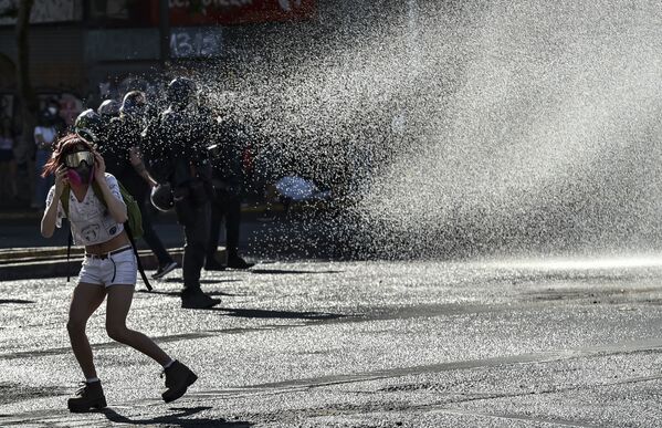 Cảnh sát Chile phun vòi rồng vào người biểu tình - Sputnik Việt Nam