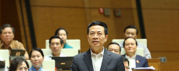 Bộ trưởng Bộ Thông tin và Truyền thông Nguyễn Mạnh Hùng trả lời câu hỏi chất vấn. Bộ trưởng Bộ Thông tin và Truyền thông Nguyễn Mạnh Hùng trả lời câu hỏi chất vấn. - Sputnik Việt Nam