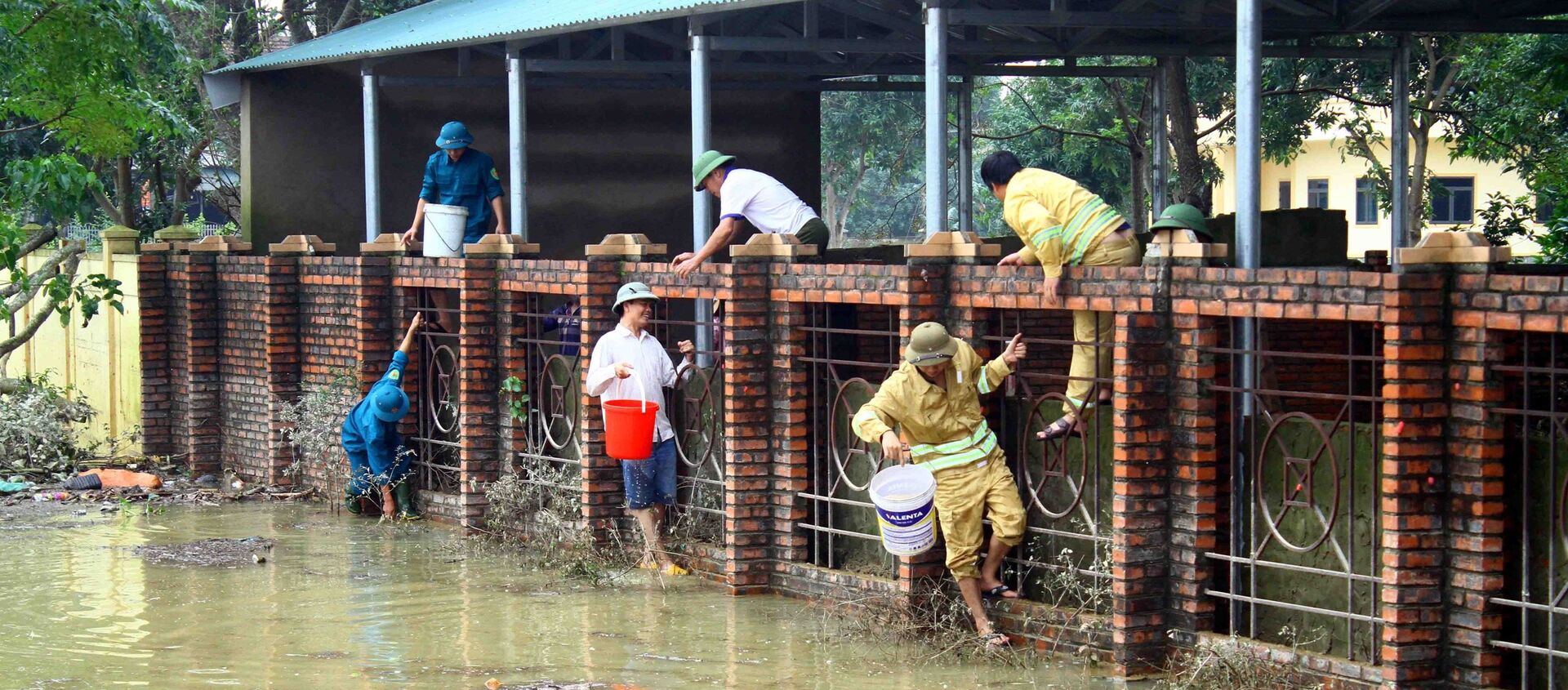 Lực lượng dân quân tự vệ và công an vận chuyển nước để lau dọn vệ sinh tại Trường Tiểu học Phạm Hồng Thái (xã Châu Nhân, huyện Hưng Nguyên, Nghệ An). - Sputnik Việt Nam, 1920, 06.11.2020