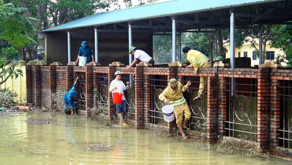 Lực lượng dân quân tự vệ và công an vận chuyển nước để lau dọn vệ sinh tại Trường Tiểu học Phạm Hồng Thái (xã Châu Nhân, huyện Hưng Nguyên, Nghệ An). - Sputnik Việt Nam