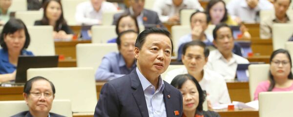 Bộ trưởng Bộ Tài nguyên và Môi trường Trần Hồng Hà trả lời câu hỏi chất vấn. Bộ trưởng Bộ Tài nguyên và Môi trường Trần Hồng Hà trả lời câu hỏi chất vấn. - Sputnik Việt Nam