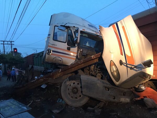 Bộ GTVT yêu cầu làm rõ trách nhiệm vụ tàu hỏa va chạm xe container Bộ GTVT yêu cầu làm rõ trách nhiệm vụ tàu hỏa va chạm xe container - Sputnik Việt Nam