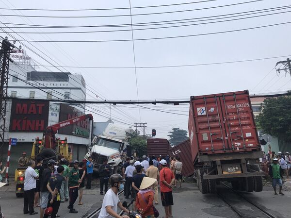 Bộ GTVT yêu cầu làm rõ trách nhiệm vụ tàu hỏa va chạm xe container Bộ GTVT yêu cầu làm rõ trách nhiệm vụ tàu hỏa va chạm xe container - Sputnik Việt Nam