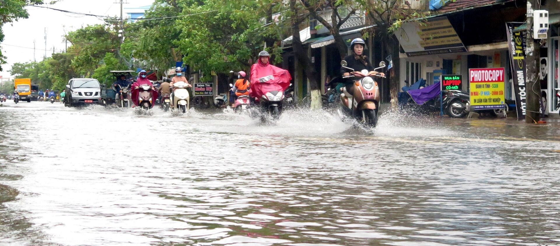 Tuyến đường Quang Trung, thành phố Quảng Ngãi ngập nặng.  - Sputnik Việt Nam, 1920, 07.11.2020