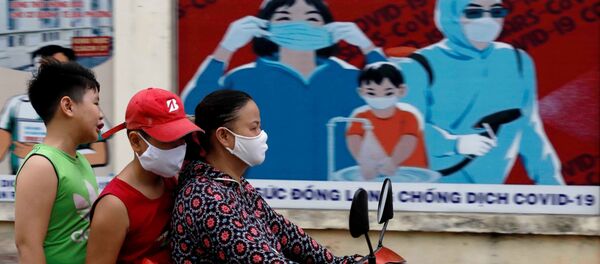  Người dân đeo khẩu trang đi xe máy ở Hà Nội. - Sputnik Việt Nam