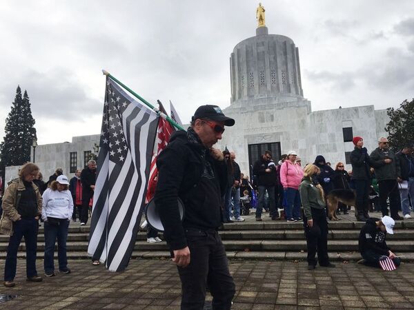 Mít tinh ủng hộ Tổng thống Mỹ đương nhiệm Donald Trump ở Salem, thủ phủ bang Oregon - Sputnik Việt Nam