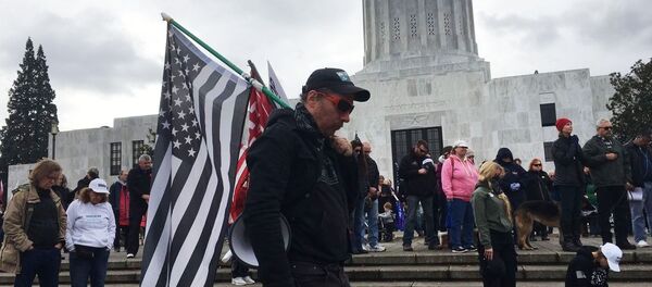 Mít tinh ủng hộ Tổng thống Mỹ đương nhiệm Donald Trump ở Salem, thủ phủ bang Oregon Mít tinh ủng hộ Tổng thống Mỹ đương nhiệm Donald Trump ở Salem, thủ phủ bang Oregon - Sputnik Việt Nam