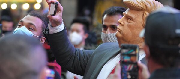 Dân chúng trên Quảng trường Thời đại ở New York chụp ảnh người đàn ông đeo mặt nạ Donald Trump Dân chúng trên Quảng trường Thời đại ở New York chụp ảnh người đàn ông đeo mặt nạ Donald Trump - Sputnik Việt Nam