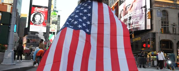 Người dân trên đường phố New York sau tin ứng cử viên Đảng Dân chủ Joseph Biden giành chiến thắng trong cuộc bầu cử tổng thống Mỹ Người dân trên đường phố New York sau tin ứng cử viên Đảng Dân chủ Joseph Biden giành chiến thắng trong cuộc bầu cử tổng thống Mỹ - Sputnik Việt Nam