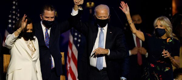 Ứng cử viên tổng thống Mỹ Joe Biden với vợ Jill, con trai Hunter và ứng cử viên phó tổng thống Kamala Harris - Sputnik Việt Nam