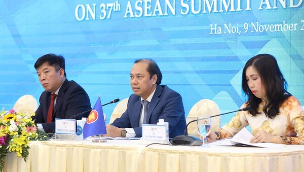 Thứ trưởng Bộ Ngoại giao Nguyễn Quốc Dũng, Trưởng SOM ASEAN Việt Nam chủ trì Họp báo.  - Sputnik Việt Nam