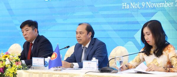 Thứ trưởng Bộ Ngoại giao Nguyễn Quốc Dũng, Trưởng SOM ASEAN Việt Nam chủ trì Họp báo.  - Sputnik Việt Nam